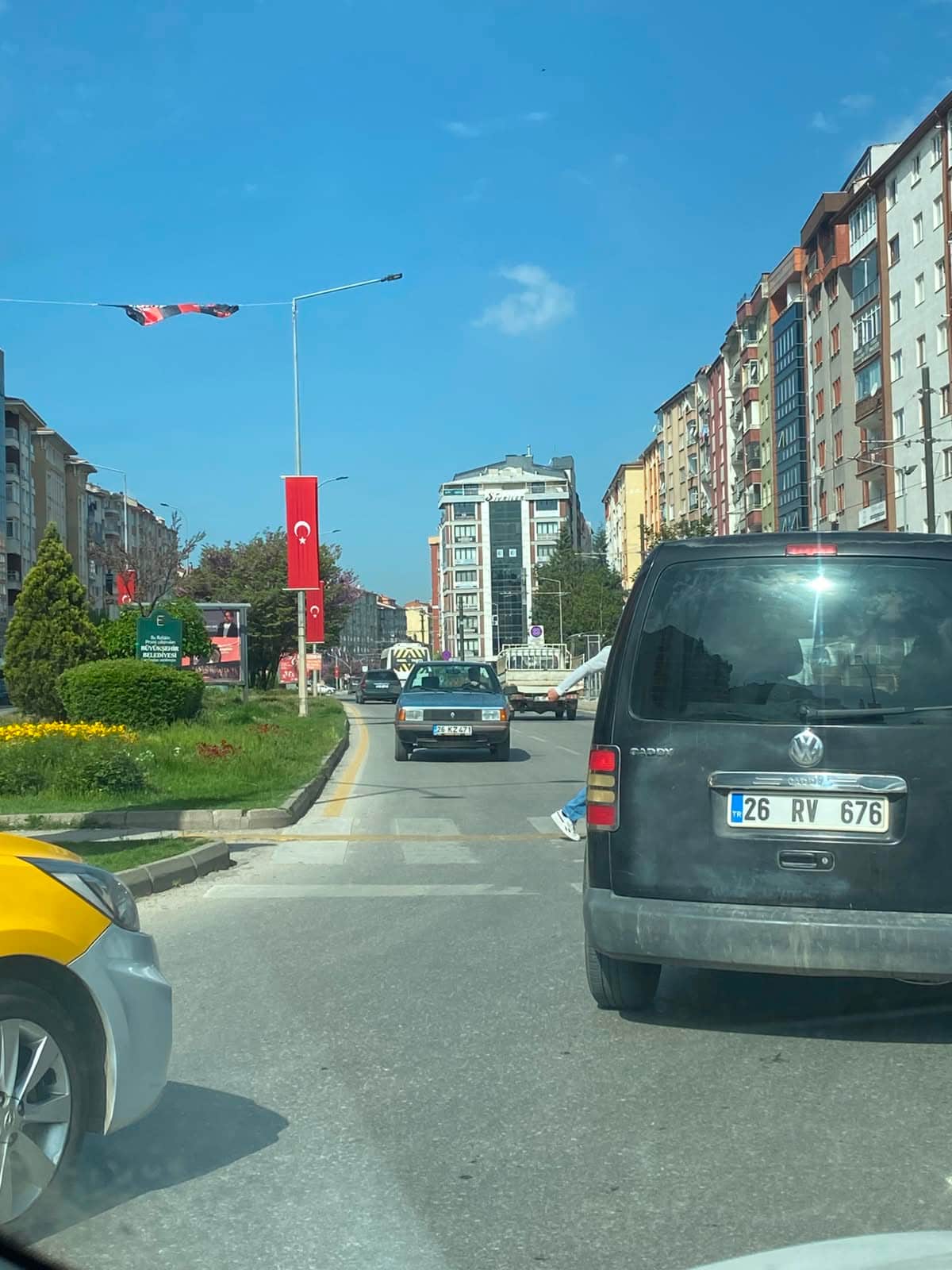 Eskişehir'de Adliye önünde ters yönden gelen amca trafikte zor anlar yaşattı