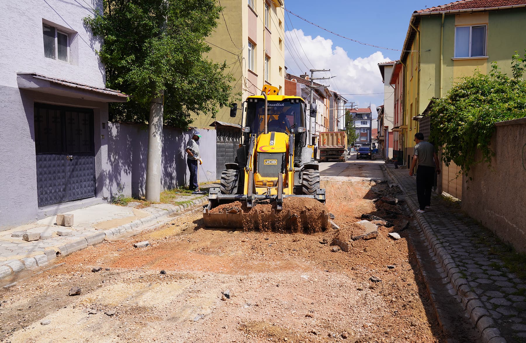 TEPEBAŞI’NDA YOLLAR DAHA GÜVENLİ VE KONFORLU HALE GETİRİLİYOR BAŞKAN ATAÇ: “ÖNCELİĞİMİZ HER ZAMAN TEPEBAŞI”