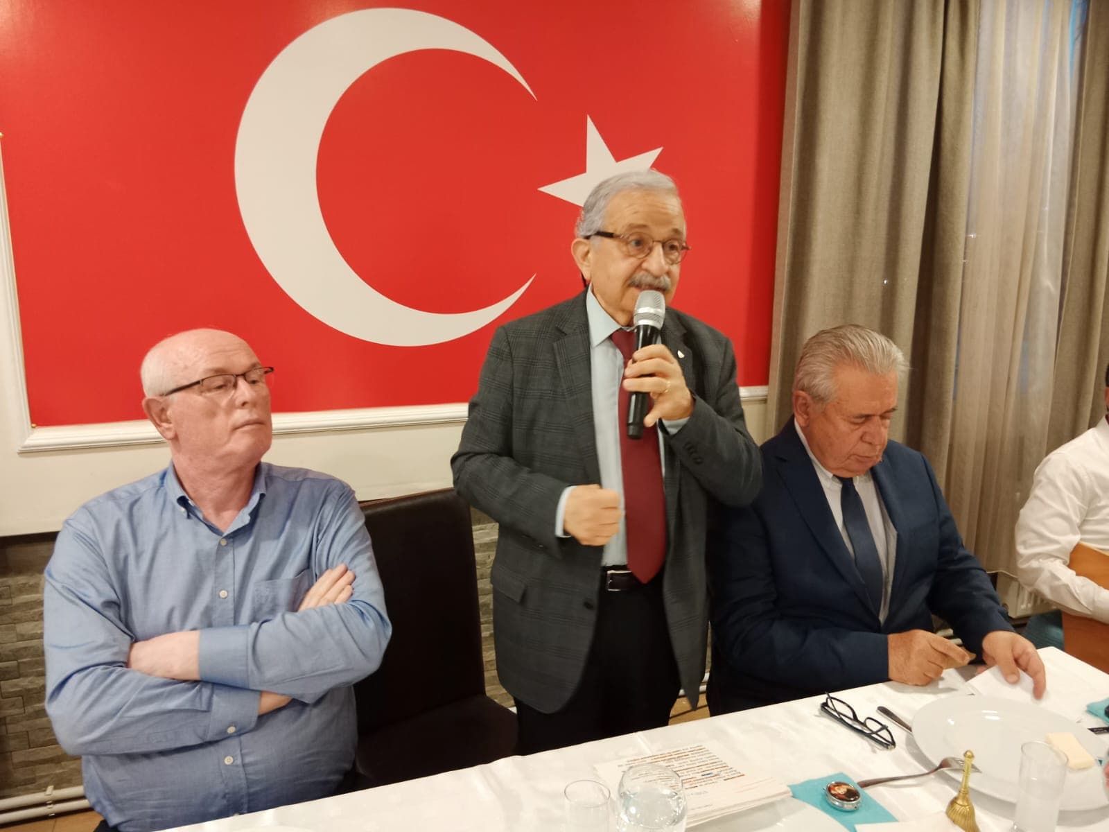 AHBAPLAR GAZETECİ-YAZAR, SİYASETÇİ ULUÇ GÜRKAN’I AĞIRLADI